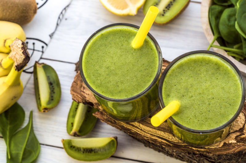 新鲜的绿色猕猴桃汁