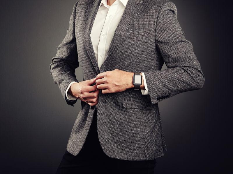 穿着西装的帅哥带着商务智能手表