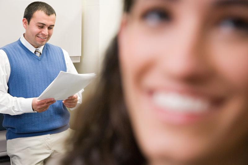 办公室里微笑的美女