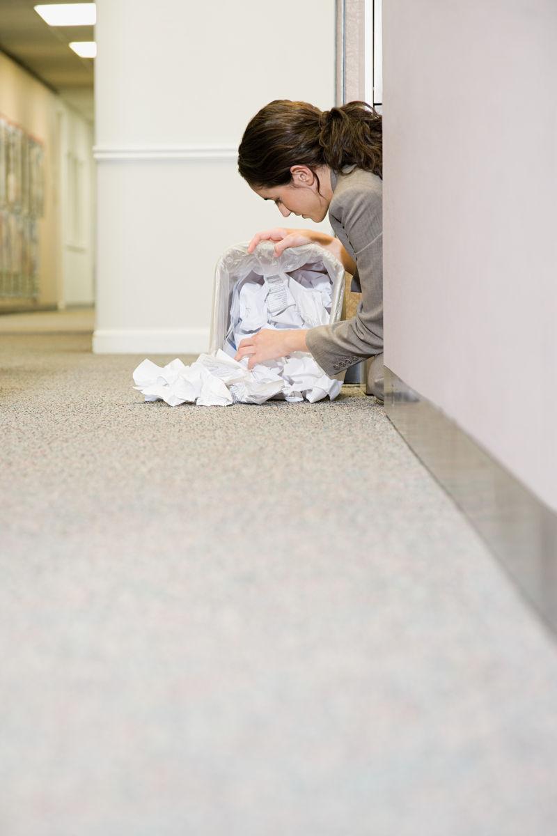 整理垃圾桶的美女