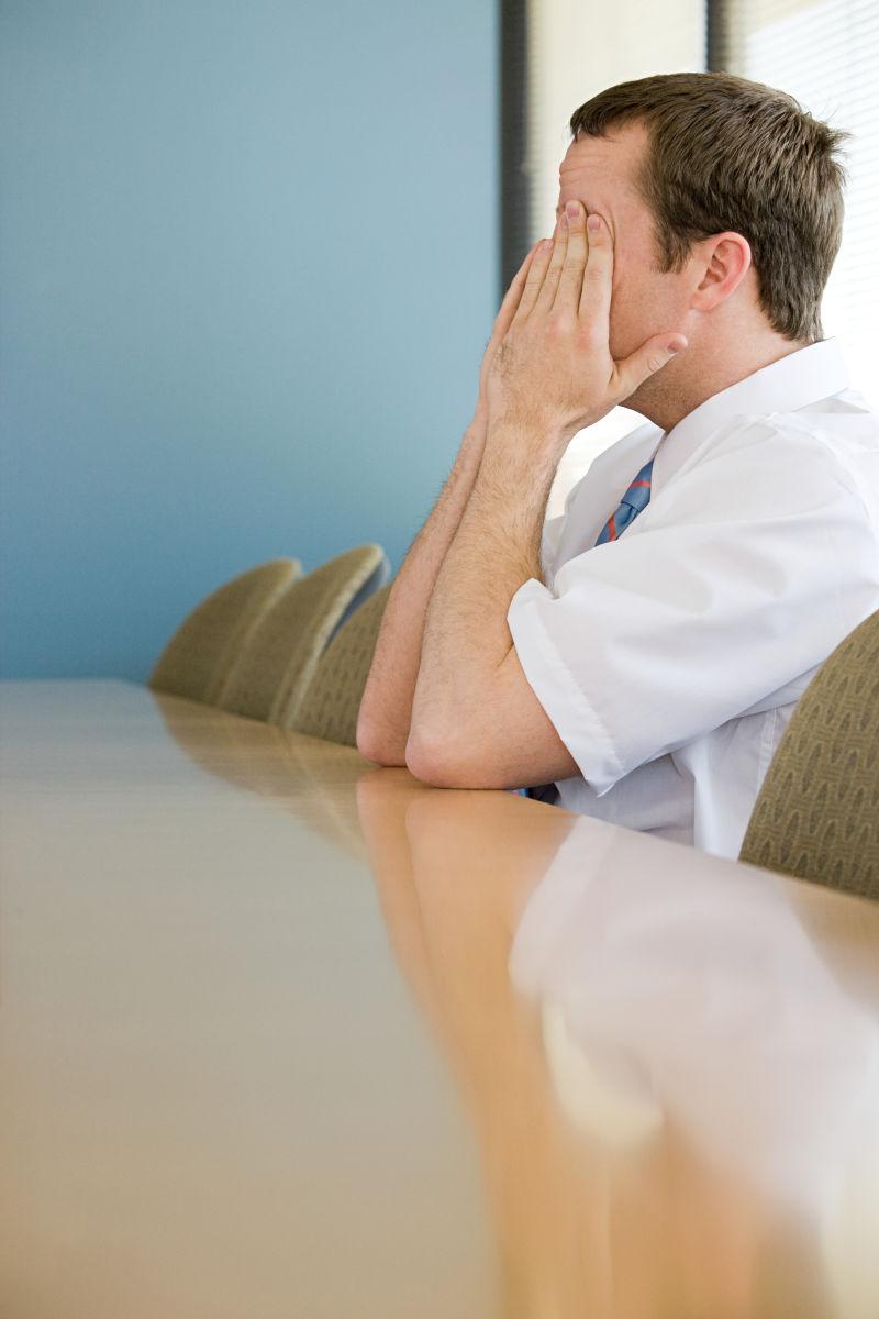 办公室里捂着脸的男人