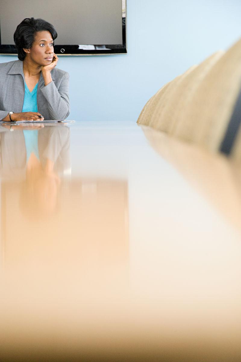 会议桌边的女人