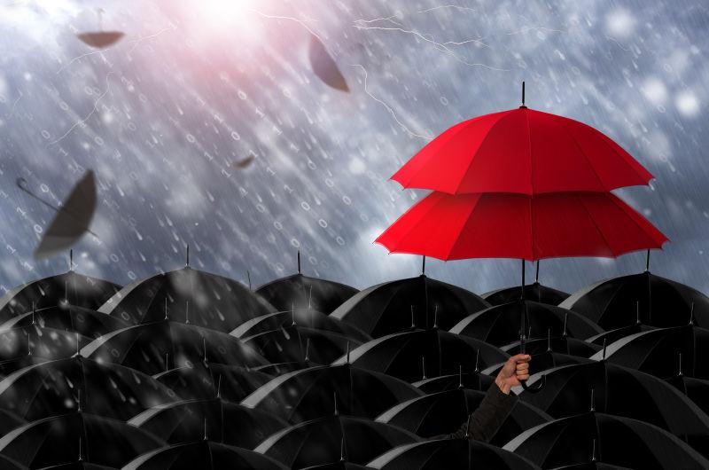 保险代理人持有红伞两层