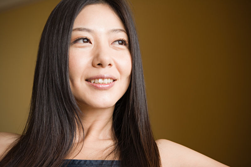 美丽的黑色长发女人