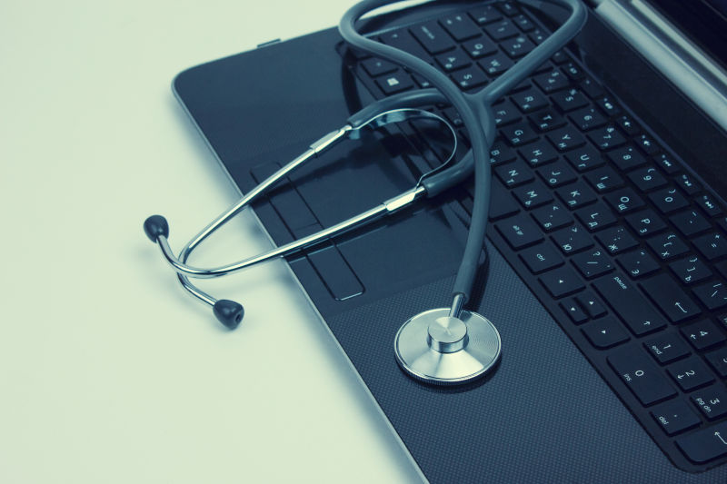 听诊器与笔记本电脑