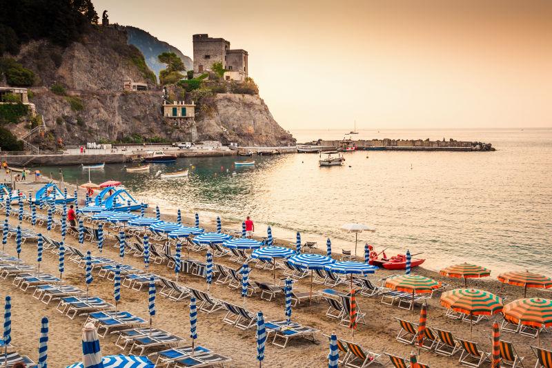 美丽的海岸线和海边成排的遮阳伞