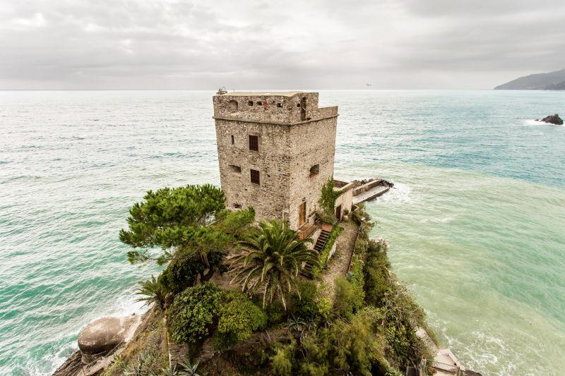 蓝绿色的大海和欧洲五渔村蒙特罗索阿尔马雷的意大利塔