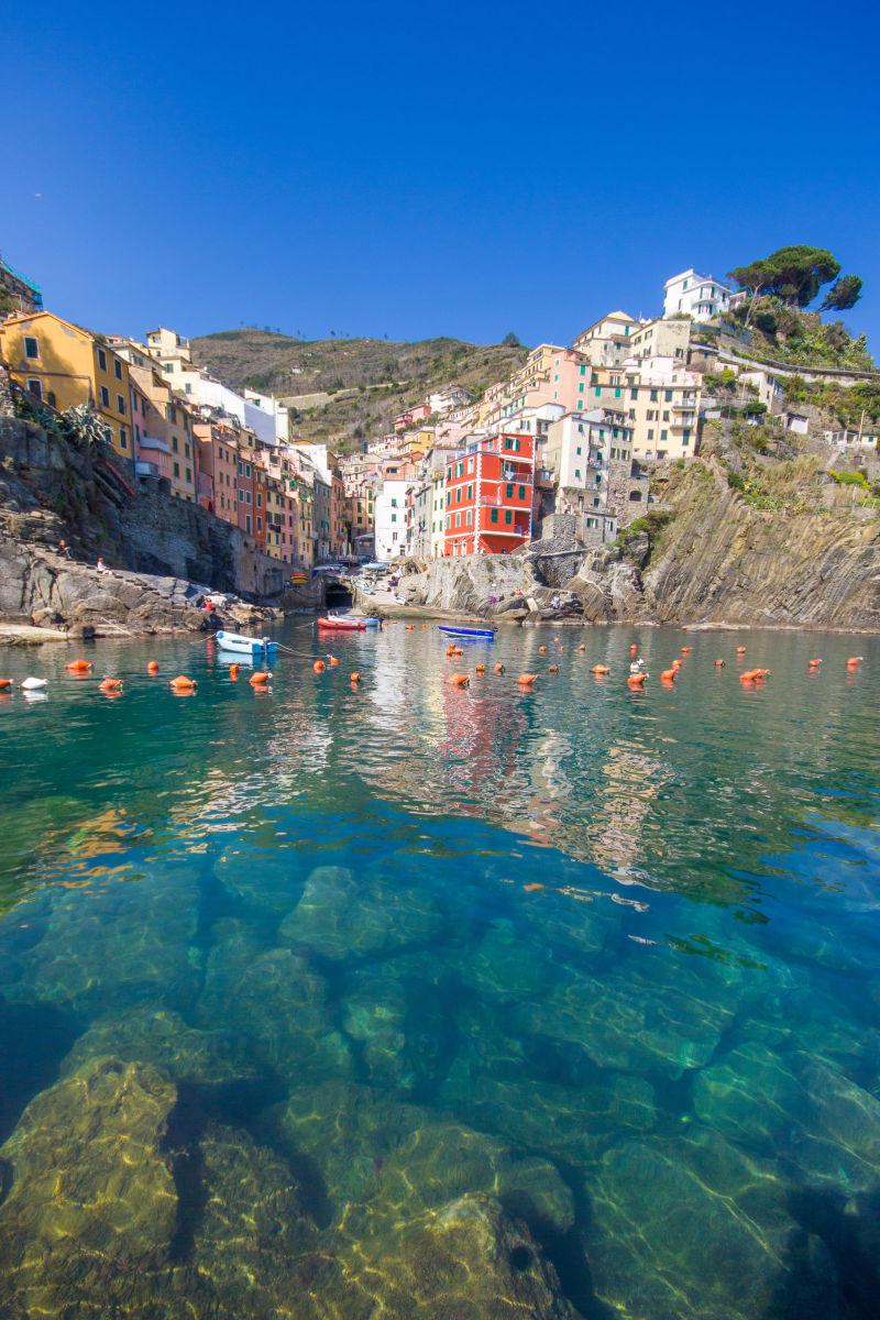 蓝天下美丽的海边风景