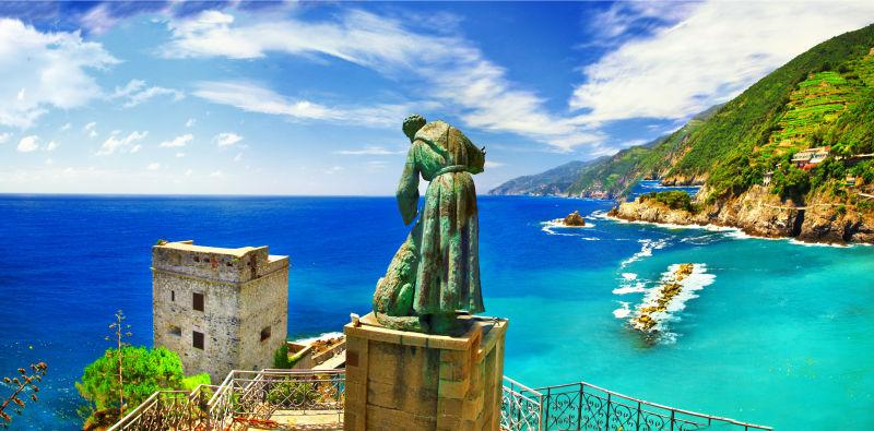 蓝天白云下的意大利五渔村风景