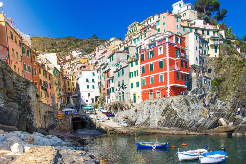 蓝天下美丽的小渔村