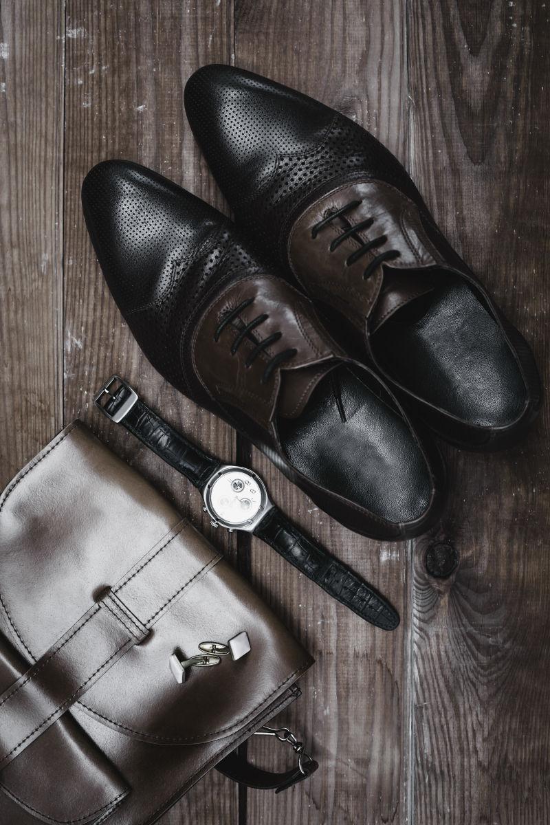 时尚手表和手提包鞋