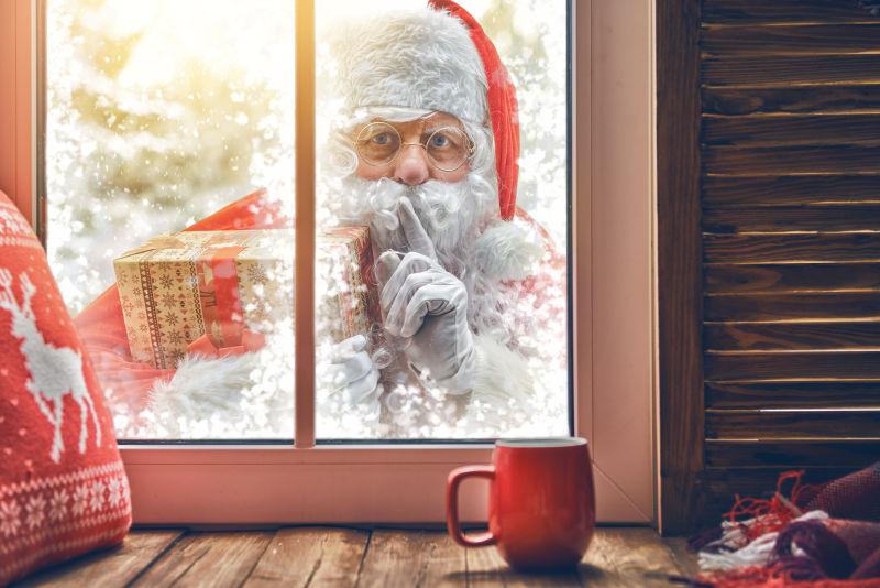 圣诞老人在敲窗户