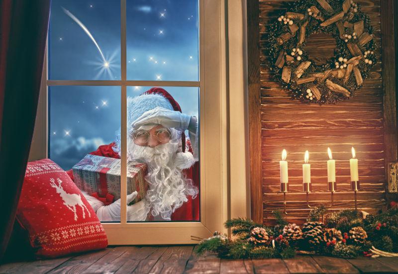 圣诞老人在敲窗户外