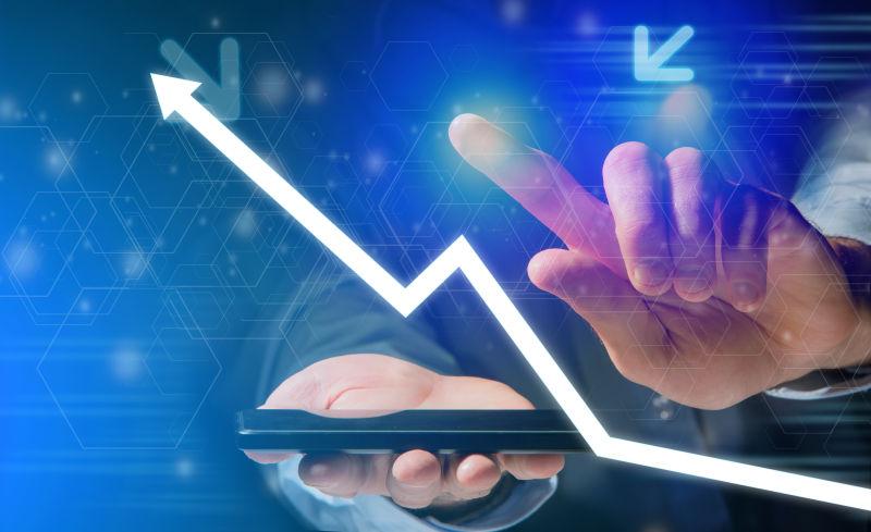 手持智能手机接口向上的箭头的多媒体理念