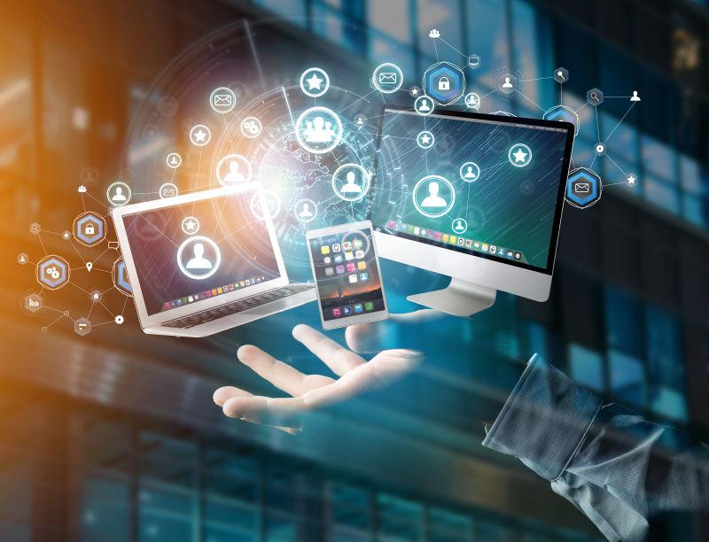 商人使用电脑智能手机的互联网交流概念