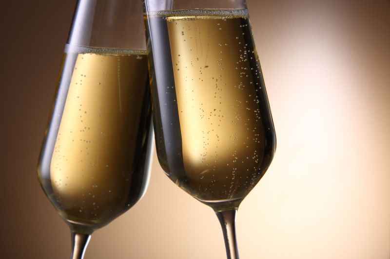 两杯金色香槟