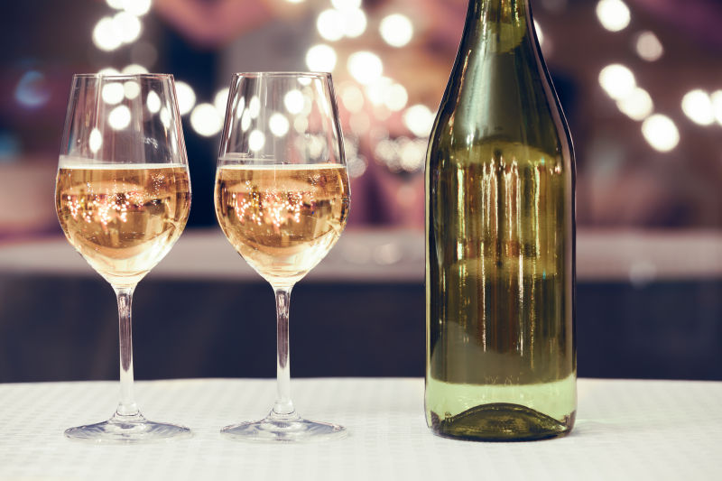 圣诞宴会上的两杯香槟酒