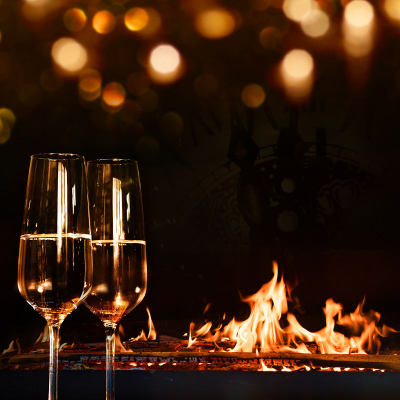 原木前的香槟酒杯