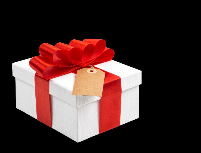 黑色背景下带有红色丝带装饰的白色礼物盒
