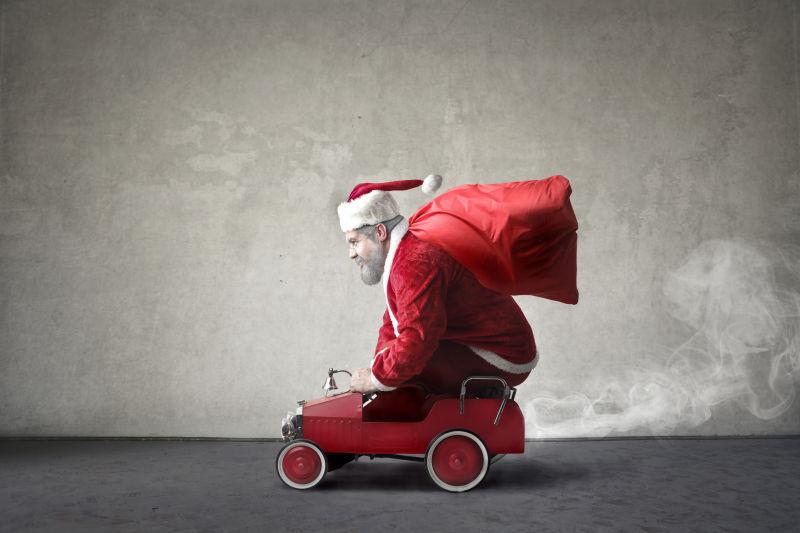 坐在小车上的圣诞老人