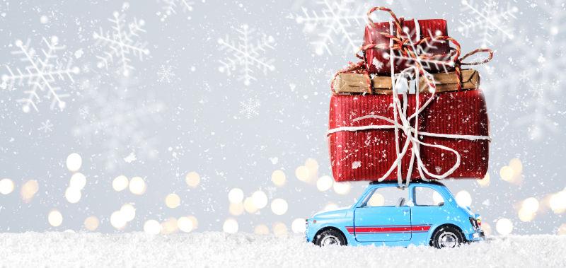 复古玩具车上的圣诞礼物