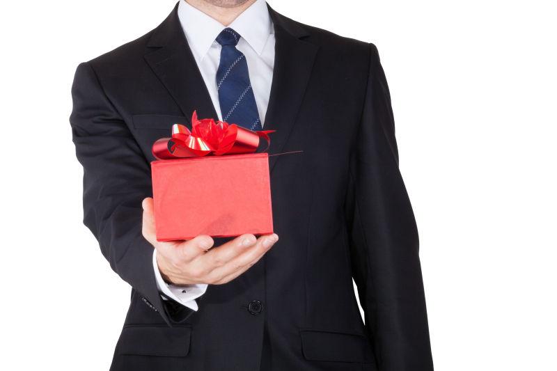 手拿礼盒的商人