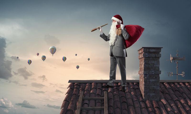 手拿红色包裹与望远镜的圣诞老人