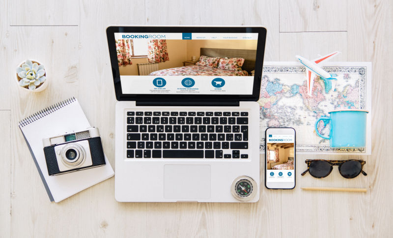 移动和笔记本电脑与旅行社响应网页