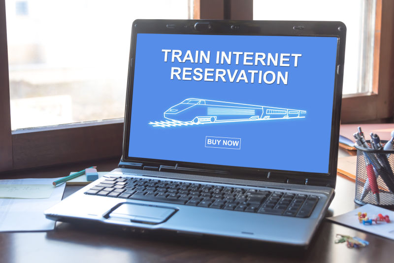 笔记本电脑屏幕显示列车互联网预订概念