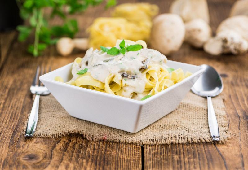 木桌上的一盘意大利面食