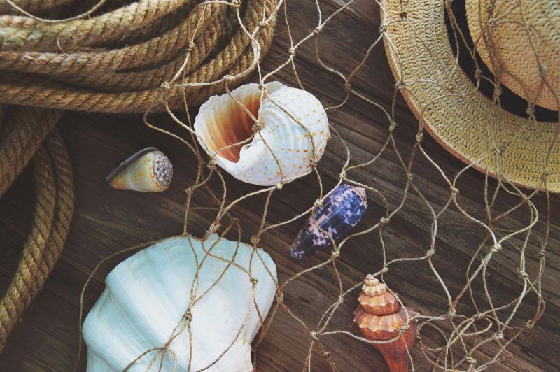 滨海渔船甲板上的绳索