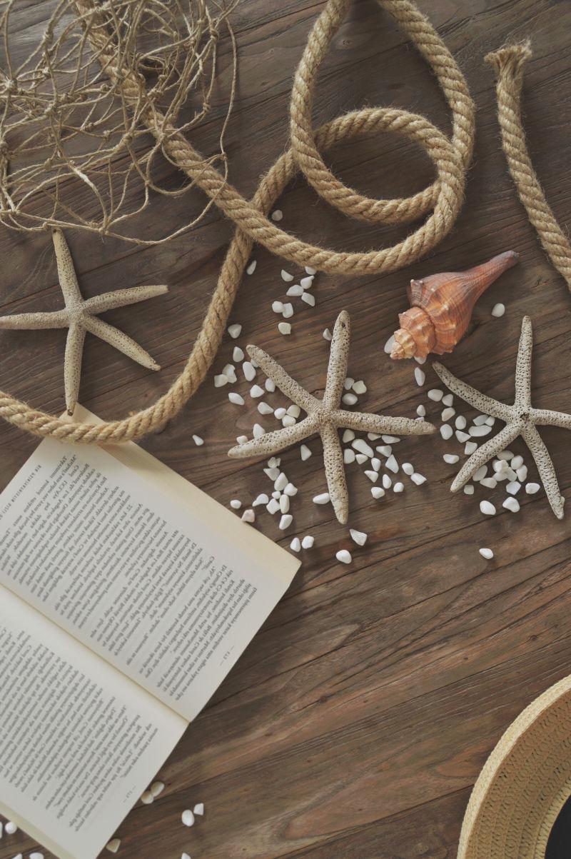 渔船甲板上的绳索和书籍