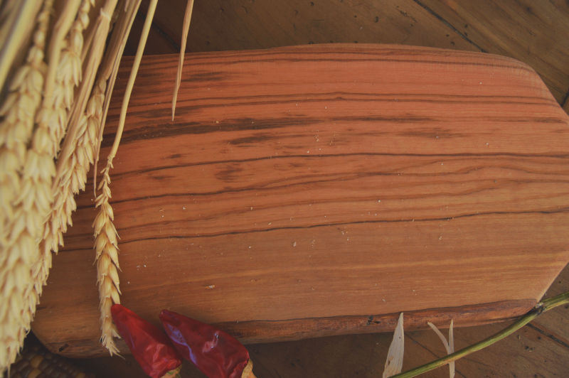 桌子上的小麦和辣椒