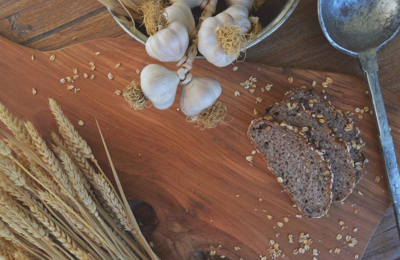 桌面上的大蒜和面包还有麦穗