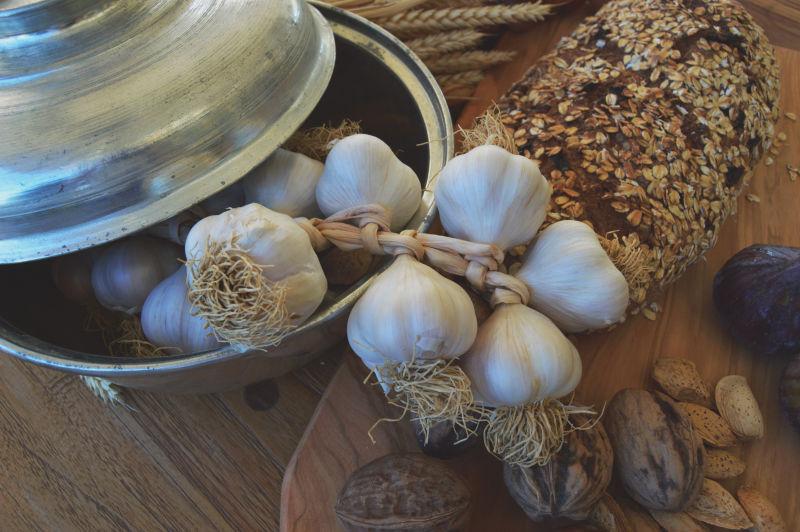 桌子上的面包和大蒜还有坚果