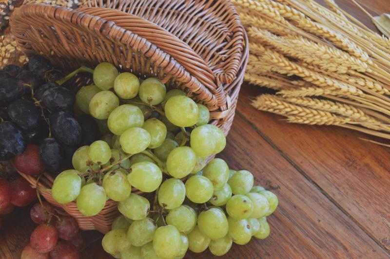 竹篮里的各色葡萄