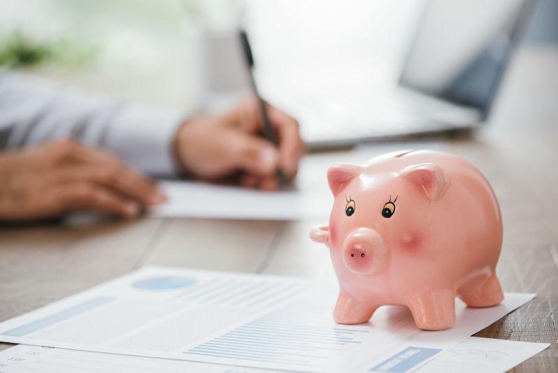 工作桌上的一只小猪存钱罐