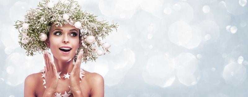 美女时尚模特用杉木树枝装饰