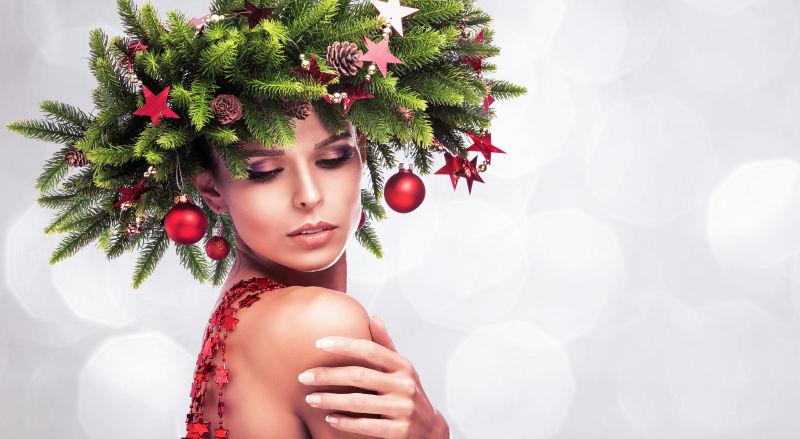 美女模特用杉木树枝装饰