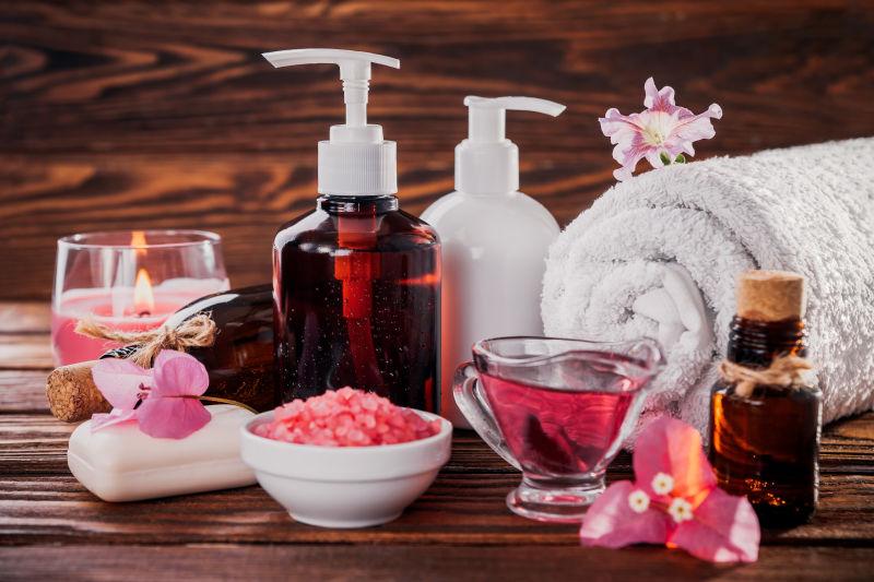 SPA产品包括天然油盐肥皂和蜡烛