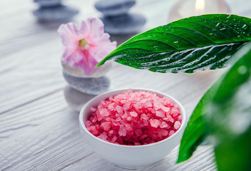 木桌上的SPA用的盐