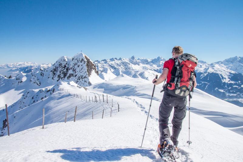 滑雪的人图片 蓝色天空的雪山背景下滑雪的人素材 高清图片 摄影照片 寻图免费打包下载