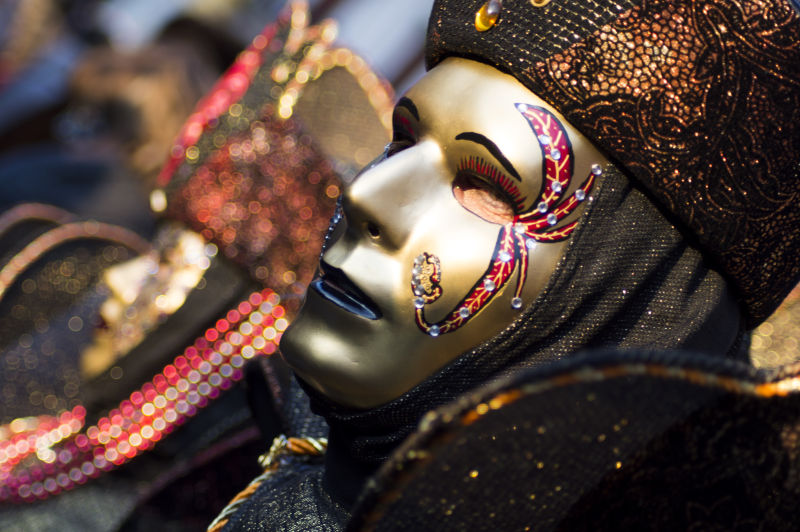 戏剧性的狂欢面具