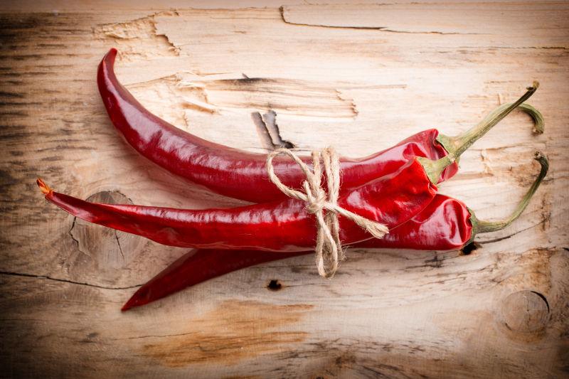 木桌上的三根辣椒