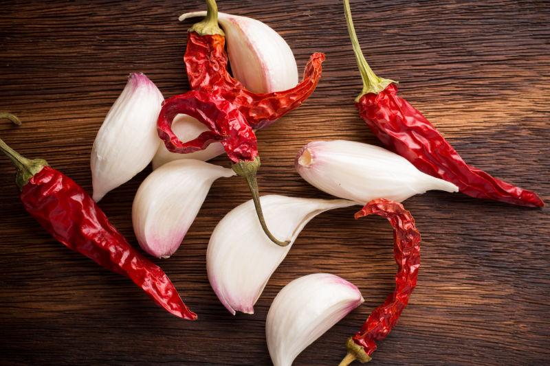 桌子上的辣椒和大蒜