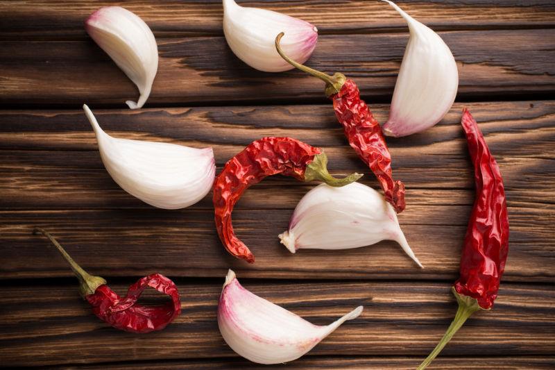 桌面上的辣椒和大蒜