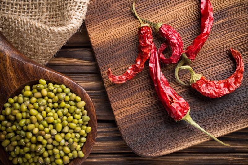 木案板上的红辣椒香料