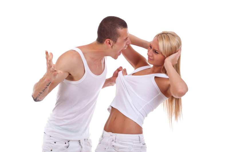 白色背景上愤怒的抓着女人衣服的男人
