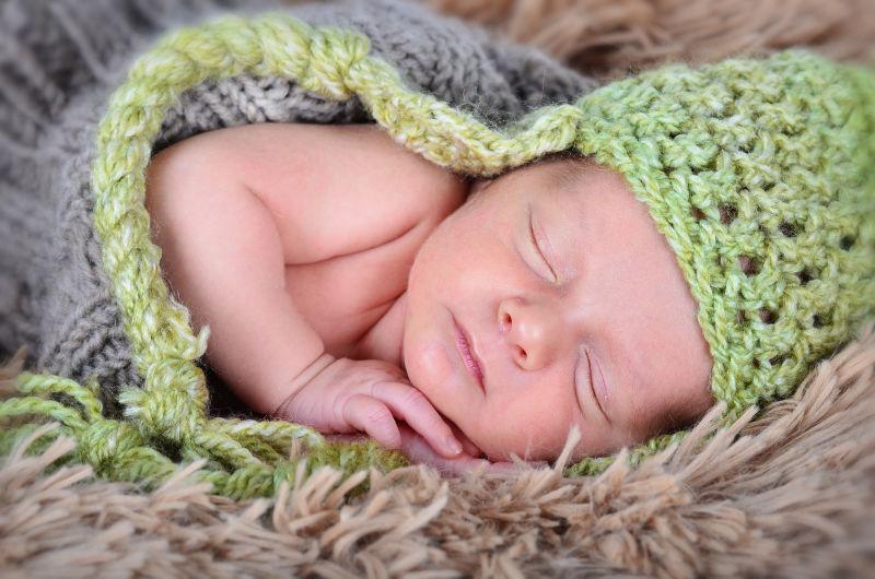 婴儿与绿色帽子