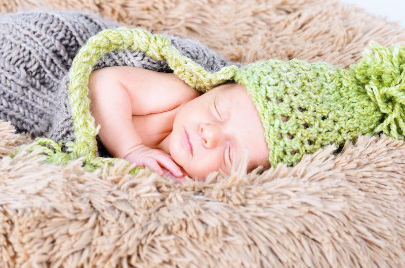 在毛毯上睡着的婴儿